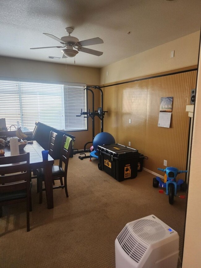 Building Photo - Spacious Townhome with Gorgeous Views & Th...