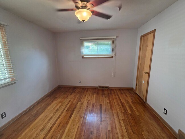 Building Photo - Charming Westside ranch with updates throu...