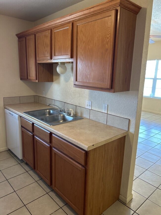 Building Photo - 509 W Ave B Ave