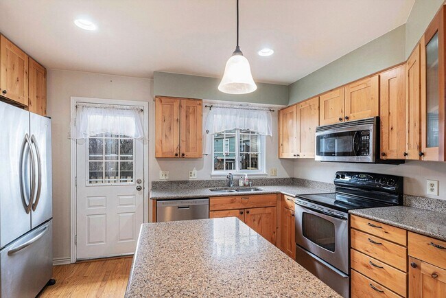 Building Photo - 3 Bedroom 2 Bathroom End Unit Townhome!