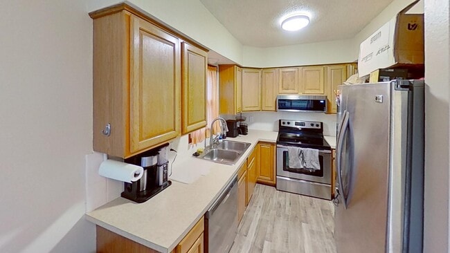Building Photo - 2 BR, 1.5 BA Clive split level duplex.  Deck and one car attached garage.