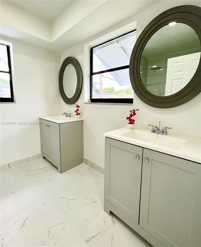 Building Photo - 931 NW 35th Ave