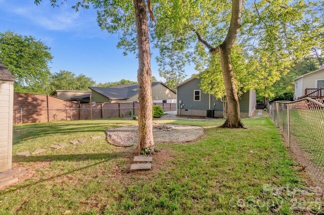 Building Photo - 812 E 18th St