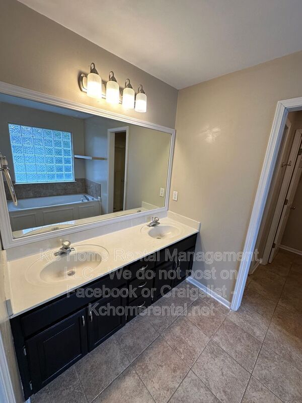 Building Photo - 625 NW Rosaceae Dr