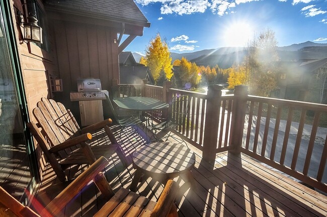 Building Photo - Beautiful townhome, ski shuttle, views, ut...