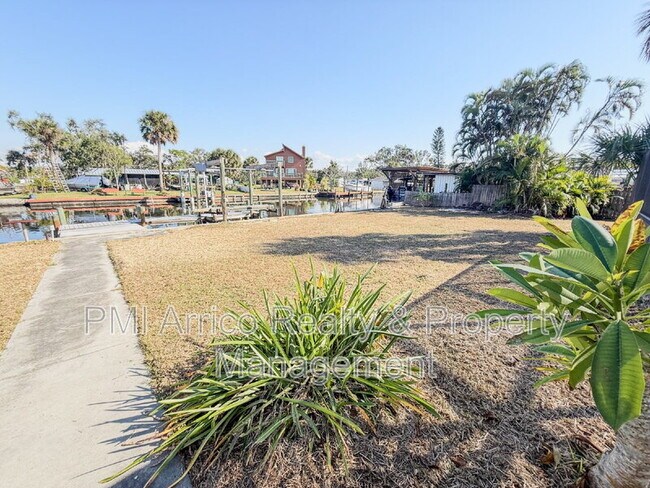 Building Photo - 818 Bayview Dr