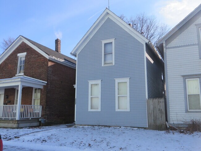 Building Photo - Large Three Bedroom, 1.5 Bathroom Home hal...