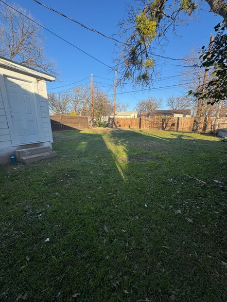 Building Photo - 318 N Montague Ave