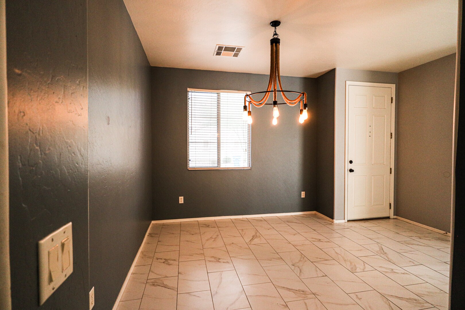 Building Photo - 207 E Mountain Sage Dr