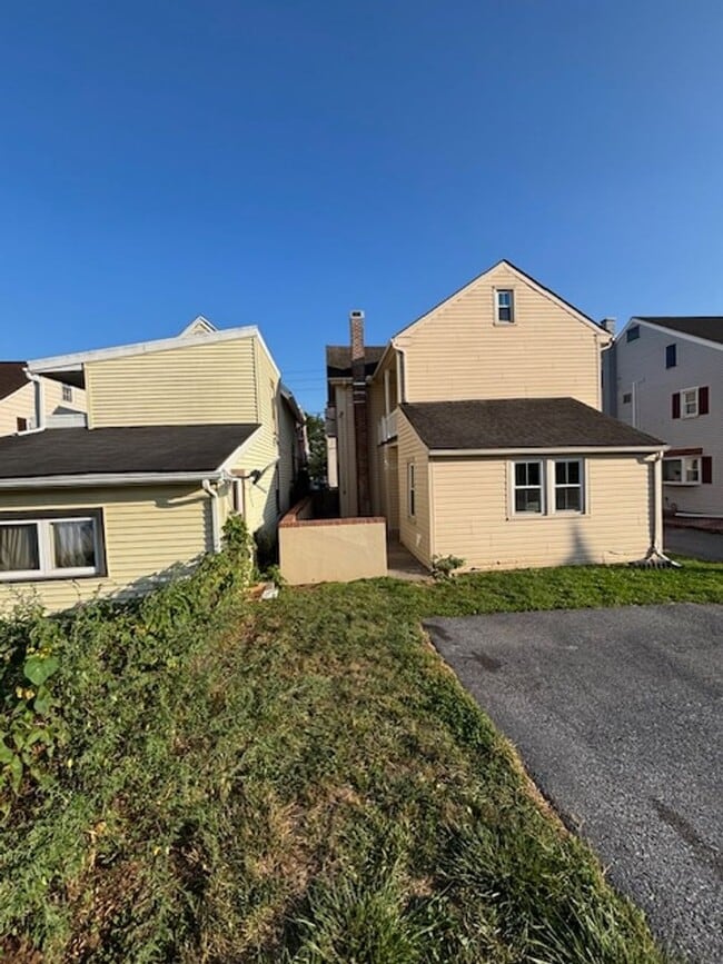 Building Photo - 3 Bedroom 1.5 Bathroom Available in Manheim!