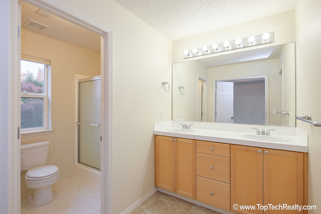 Building Photo - Beautiful 4 Bedrm* 2.5 Bath* Single Family...