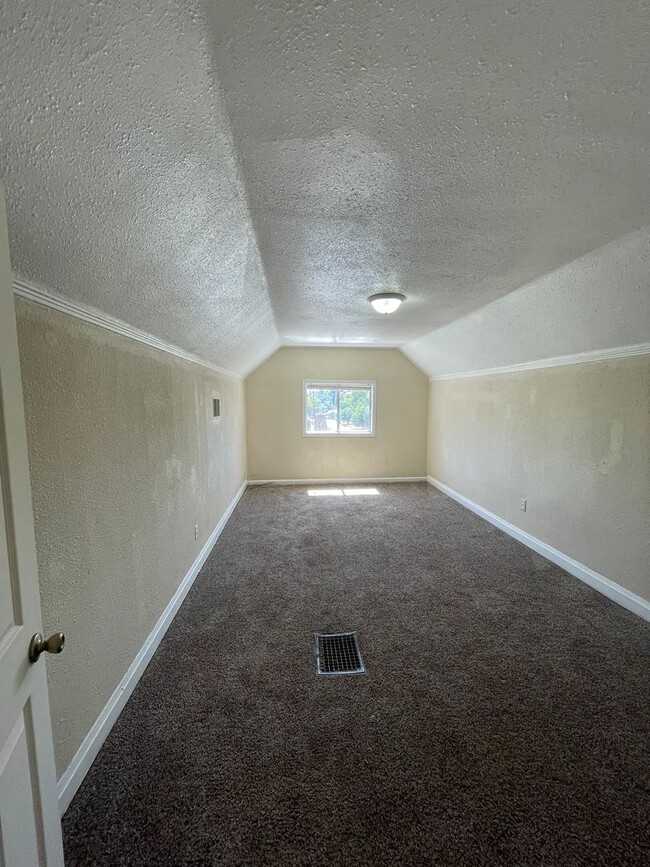 Building Photo - Charming 3bdrm, 1 bath house with fenced y...