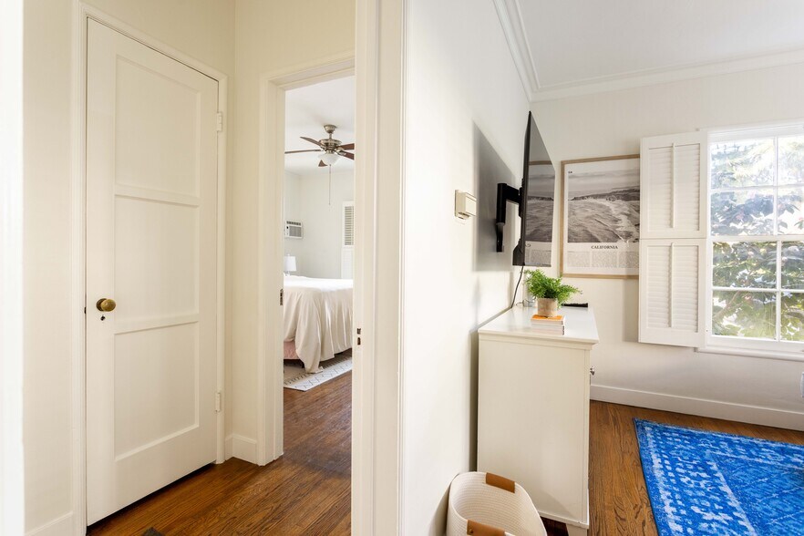 Living Room/Hallway - 1290 Devon Ave