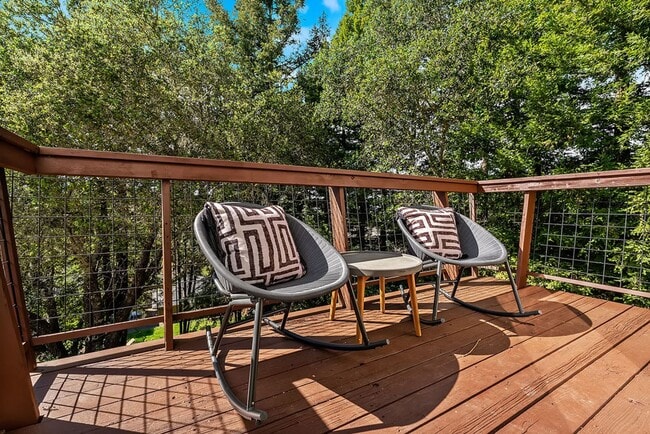 Building Photo - 913 Valley View Dr