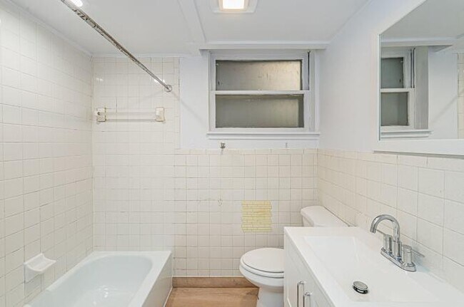 Building Photo - 7530 N Oakley Ave