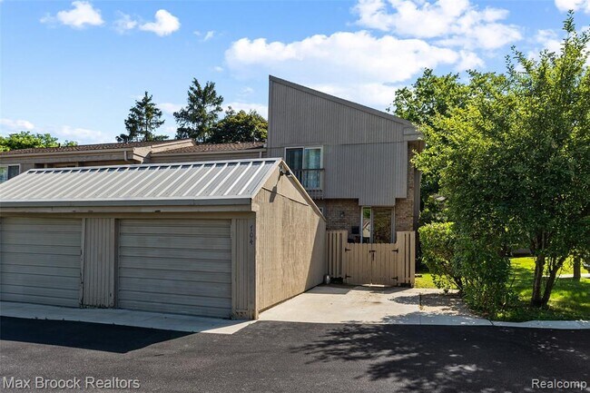 Building Photo - 704 Oakbrook Ridge Dr