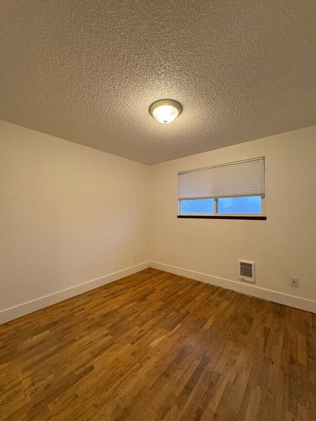 Building Photo - Spacious 4-Bedroom Home with Garage & Fenced Yard