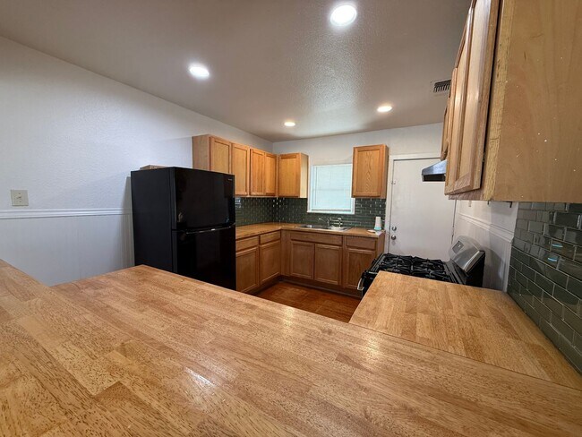 Building Photo - Charming 3BR Home w/ Hardwood Floors, Large Kitchen & Private Fenced Yard