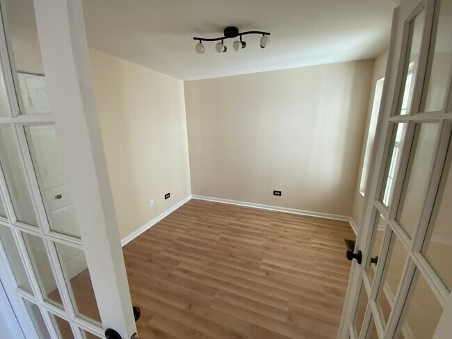 Building Photo - 463 Springwood Dr