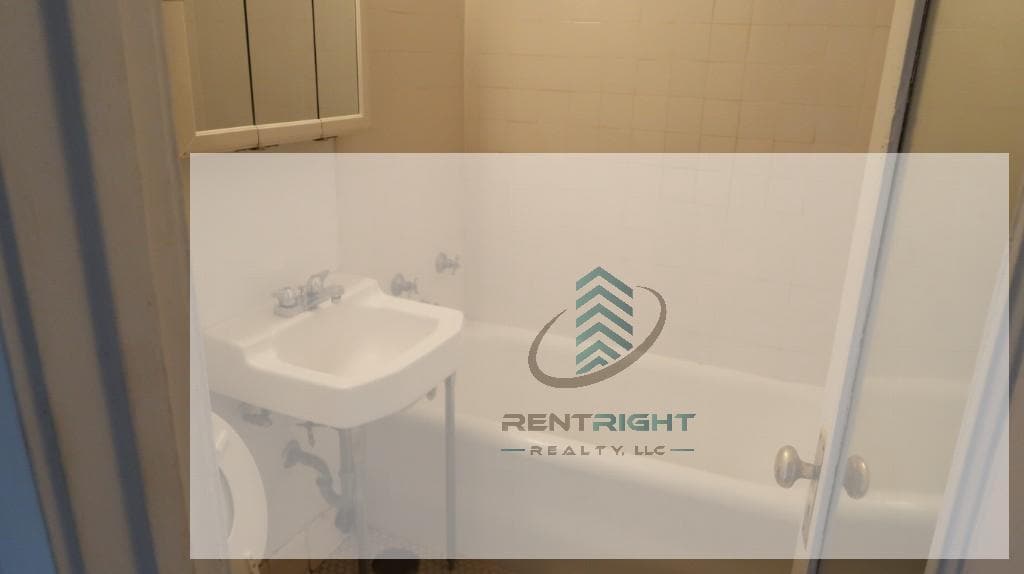 Building Photo - 1209 W Sherwin Ave