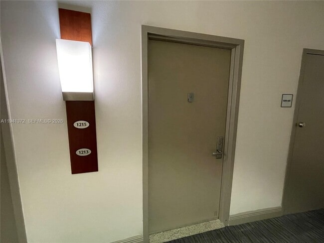 Building Photo - 1750 N Bayshore Dr