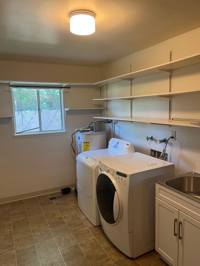 Building Photo - pd01 - Parkdale Estates Inc