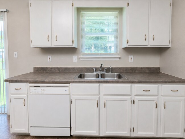 Building Photo - Spacious 3 Bed, 2 Bath Split-Level Duplex with Garage in Lee's Summit!