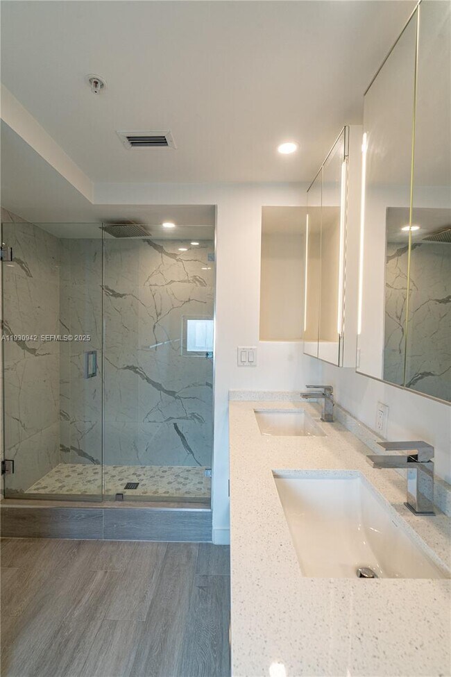 Building Photo - 8425 Crespi Blvd