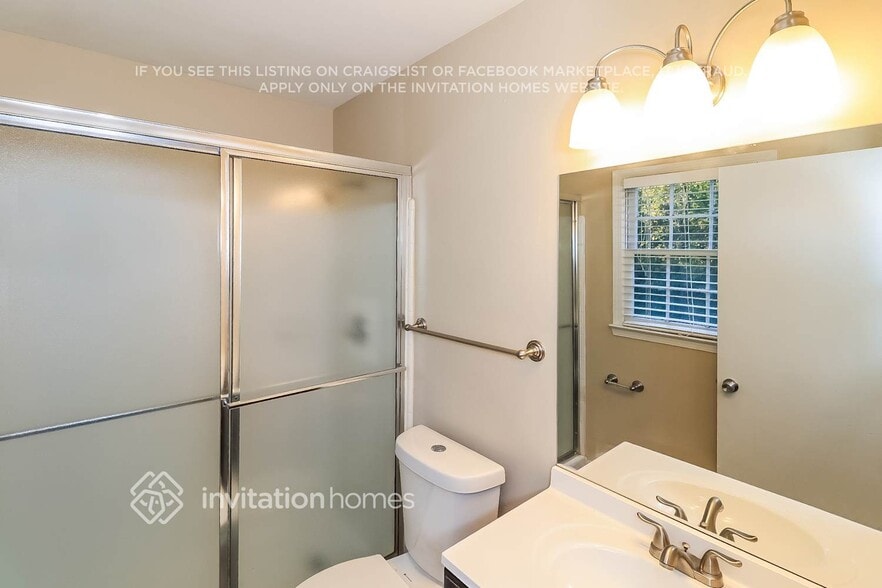 Building Photo - 2550 Raintree Way NE