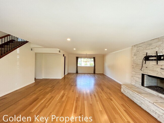Building Photo - Welcome to this stunning 4-bedroom, 2.5-ba...