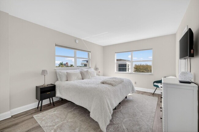 Building Photo - 2555 NE 11th St