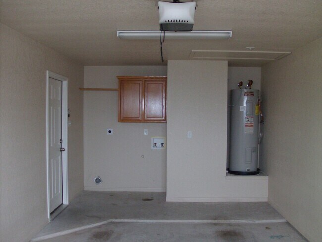 Building Photo - 3 Bedroom 2 bath Duplex South Killeen VIEWABLE SOON