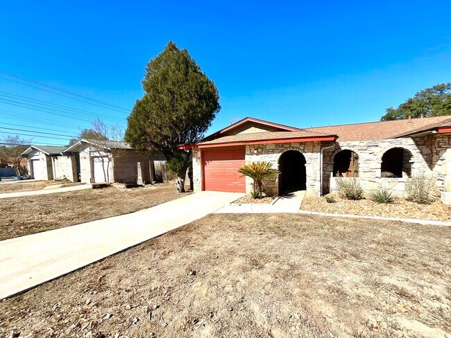 Building Photo - **APPLICATION RECEIVED** MUST SEE! 2 Bedroom / 1.5 Bath Duplex w/ Garage!