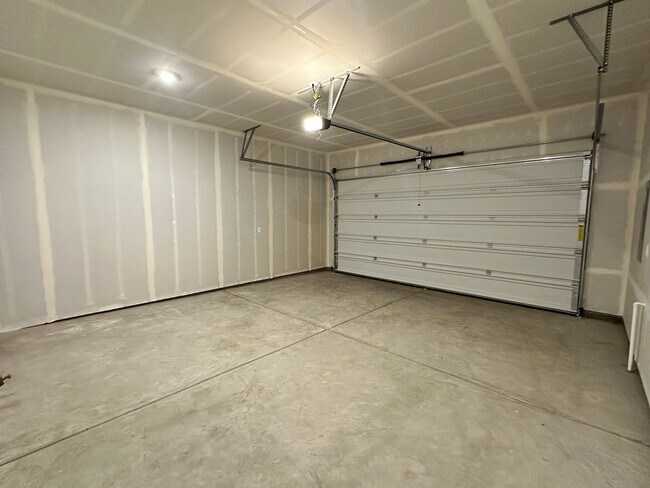 Building Photo - Brand New 5 Bedroom Home in Bull Mountain ...