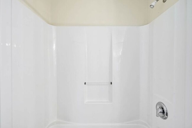 Building Photo - 3 BR/ End UNIT/ FIRE PLACE! Cozy townhouse...