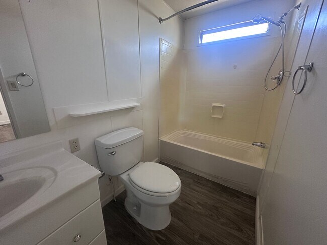 Building Photo - 2br 1Ba Manufactured Home with large Patio Front/Rear yard plus garden area