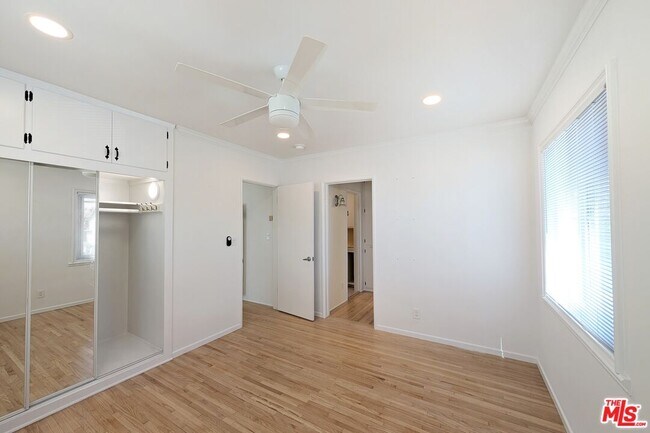 Building Photo - 729 9th St