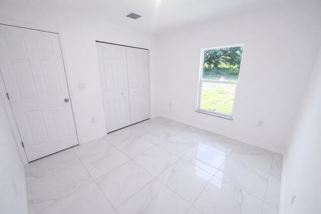 Building Photo - Beautiful 3 bedroom home Sw Lehigh Acres