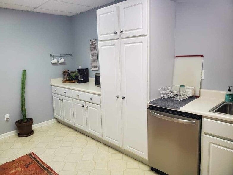 Building Photo - 10 White Birch Dr