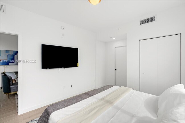 Building Photo - 225 N Miami Ave