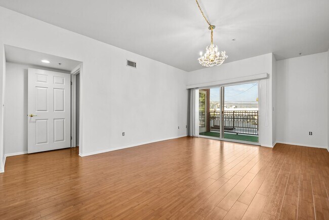Building Photo - Amazing 2 Bed Condo in Noho!