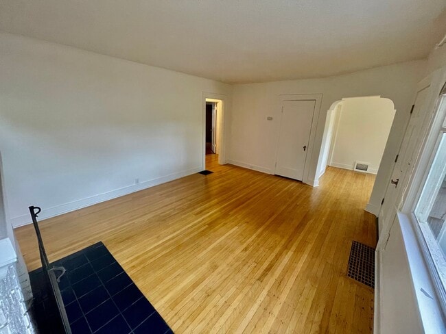 Building Photo - Upgraded 3bd/2bath Laurelhurst Home w/ Pri...