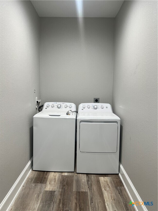 Building Photo - 5899 Denmans Loop