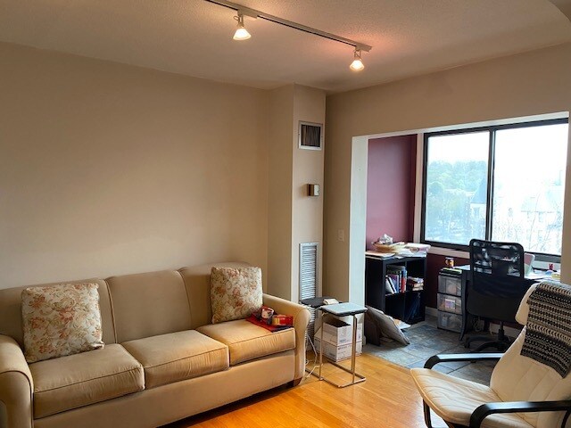 Building Photo - 1731 Beacon St