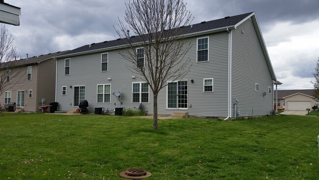 Sunny patio and shade tree - 1825 Park W Dr