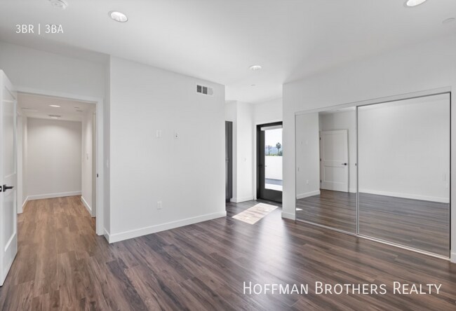 Building Photo - 5020 Woodman Ave Sherman Oaks, CA 91423