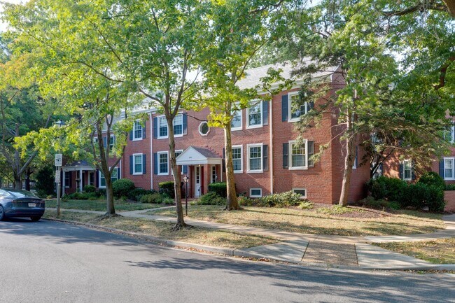 Building Photo - Gorgeous End Unit 2 Bedroom 2 Bath Near Sh...