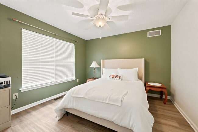 Building Photo - Town Home in Popular North Pointe