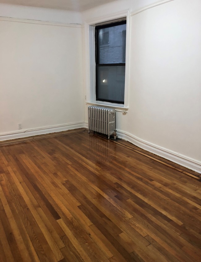 Building Photo - Amazing 2 Bedroom in Sunnyside, Queens