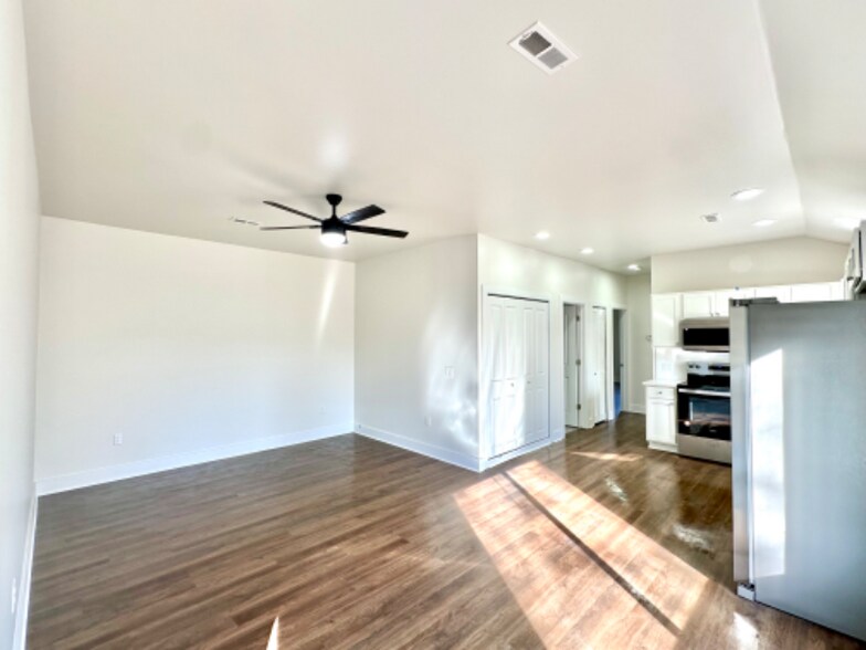 Primary Photo - 1215 Corporate Dr